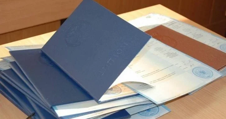 Выпускникам Дербентского филиала UNEC начали выдавать дипломы
