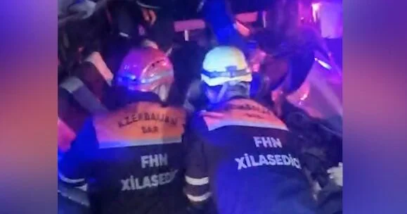 Bakıda qəzadan sonra sürücü avtomobildə sıxılı vəziyyətdə qalıb VİDEO
