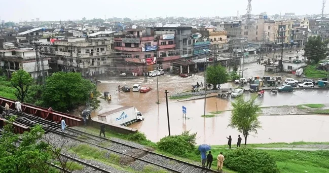 Pakistanda güclü yağışlar fəlakətə səbəb olub çoxlu sayda ölü var