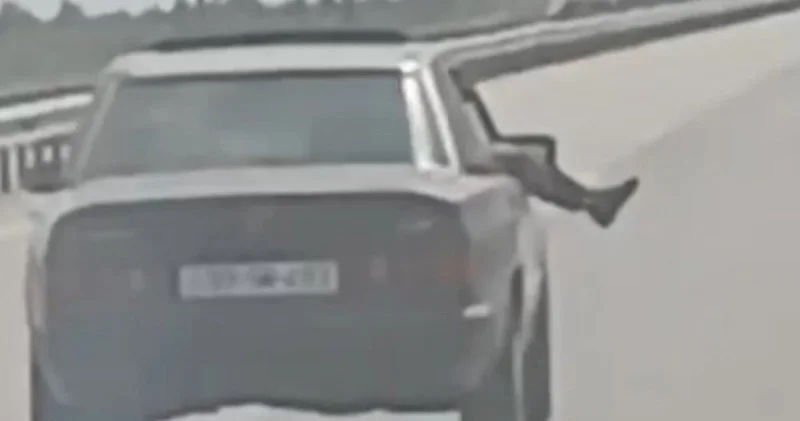 Hərəkətdə olan maşının sərnişininin bu hərəkəti etiraza səbəb oldu VİDEO