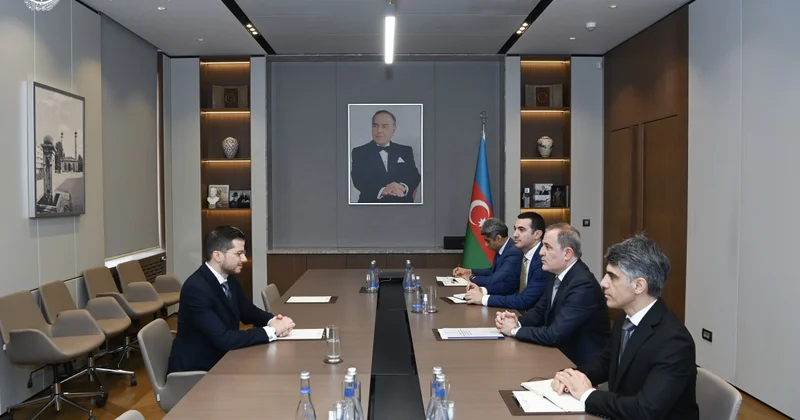 XİN rəhbəri İsrail səfirini diplomatik fəaliyyətinin başa çatması münasibətilə qəbul edib