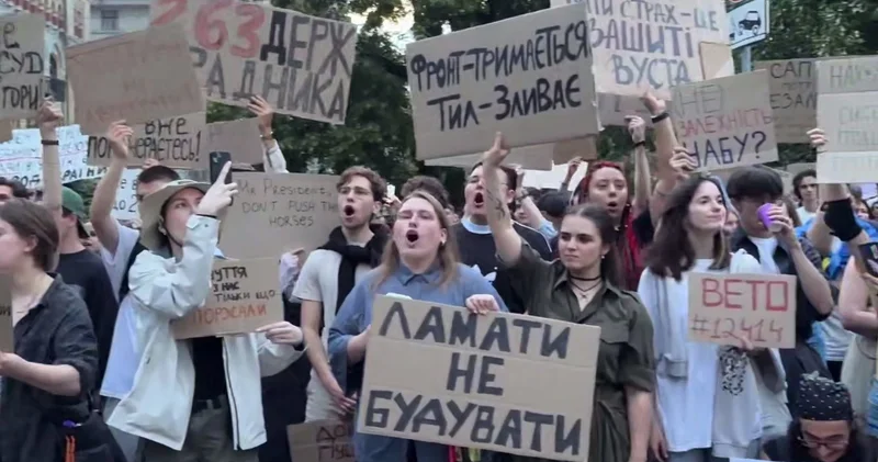 В США призывают к отставке Зеленского на фоне протестов в Киеве Minval Politika