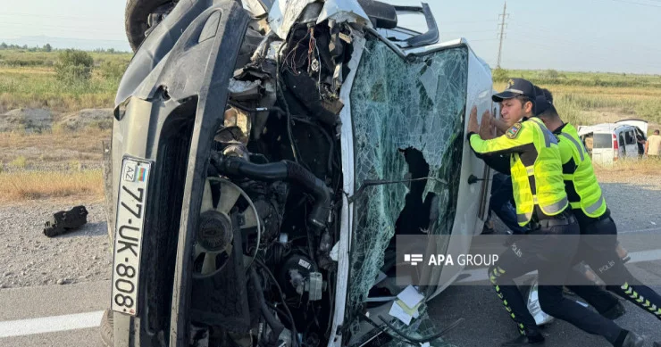 Ucar yolunda iki Mercedes toqquşdu, yaralılar var