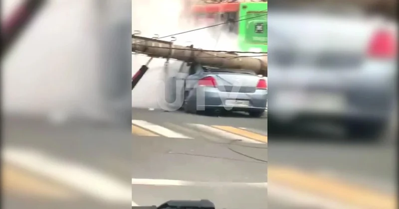 Столб упал на автомобиль ВИДЕО