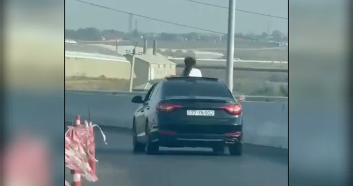 Bakıda ölümlə zarafat edən qadın lyukdan bayıra çıxıb əyləndi VİDEO