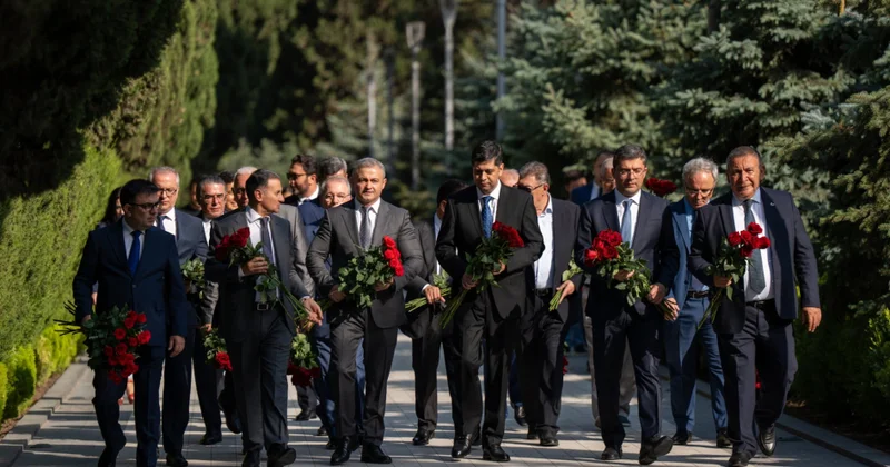 Milli mətbuatın 150 illiyi münasibətilə Fəxri xiyabanda anım mərasimi keçirilib FOTO