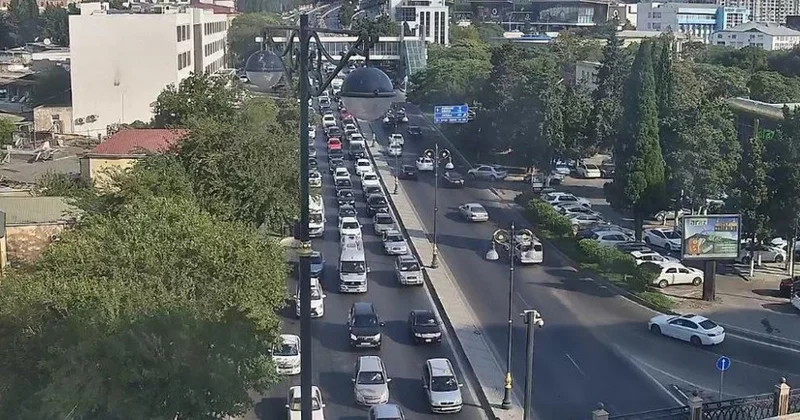 На некоторых дорогах Баку наблюдаются пробки
