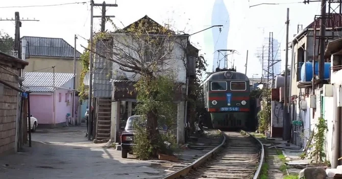 Dəmir yolu xətti boyu təhlükəli məskunlaşma 543 nəfər hər gün ölümlə üz üzə qalır