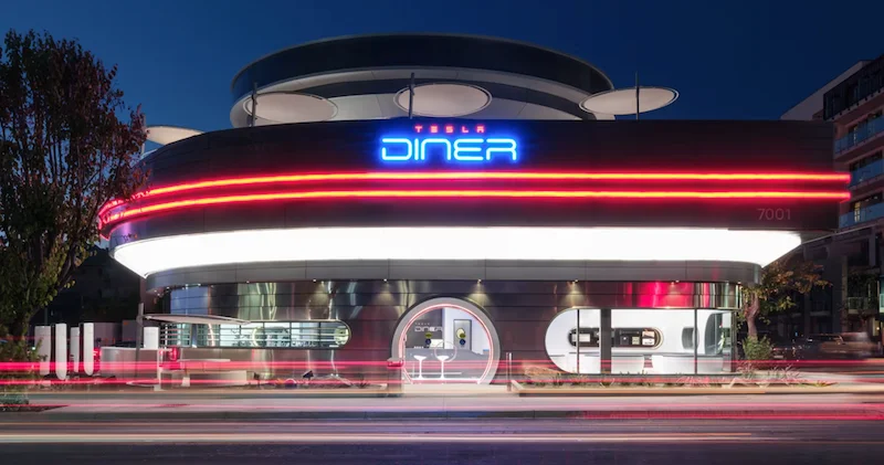 Tesla özünün ilk retro futuristik restoranını və sürücülük teatrını açır