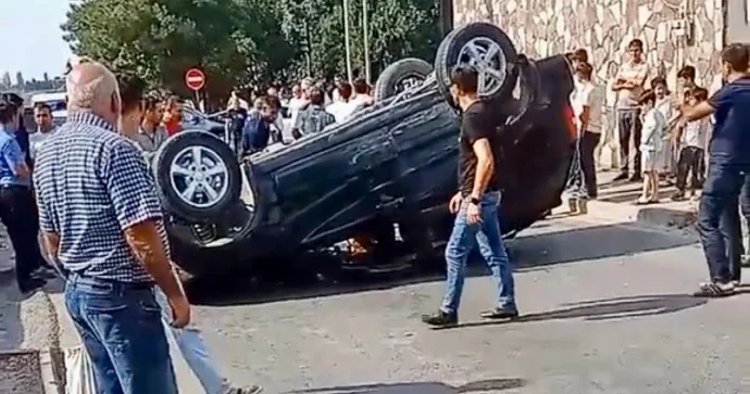 Qubada sükanı buraxan sürücü maşını aşırdı VİDEO
