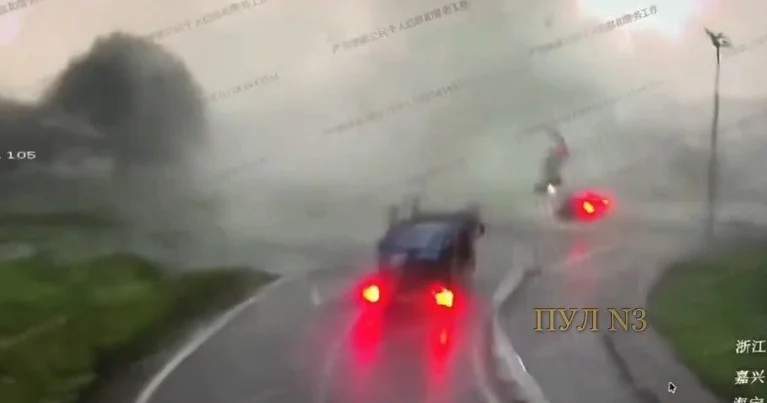 Çində tornado avtomobili havaya qaldıraraq kənara atdı ANBAAN VİDEO