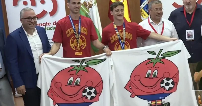 Dünya çempionlarına pomidor hədiyyə etdilər