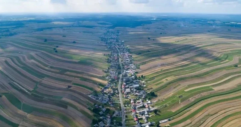 Bu kənddə cəmi bir küçə var: 6 min nəfərin həyatı belə keçir FOTOLAR