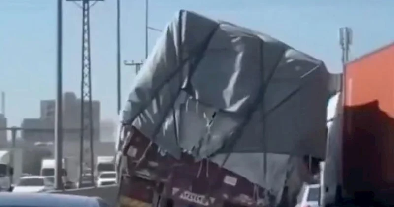 Təkəri partlayan yük maşını aşmasın deyə özünü “sipər” etdi Video