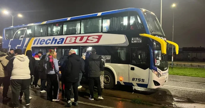 Uruqvayda azarkeşlərin avtobusu atəşə tutuldu: Xəsarət alan var