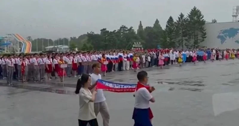 Rusiyalı məktəblilər istirahət üçün Şimali Koreyaya göndərilib Video