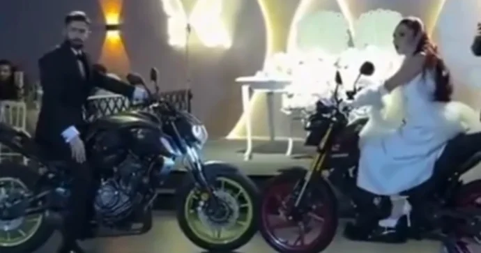 Gəlin və bəy motosikletlə zala daxil oldu VİDEO
