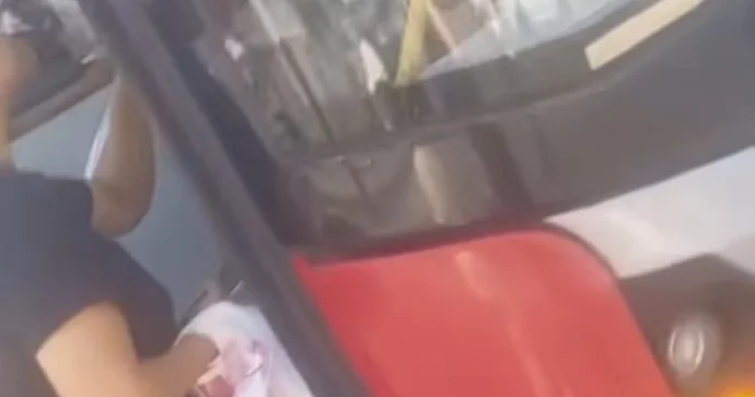 211 nömrəli avtobusda sürücü skuterə görə uşaqla ananı avtobusa buraxmadı VİDEO