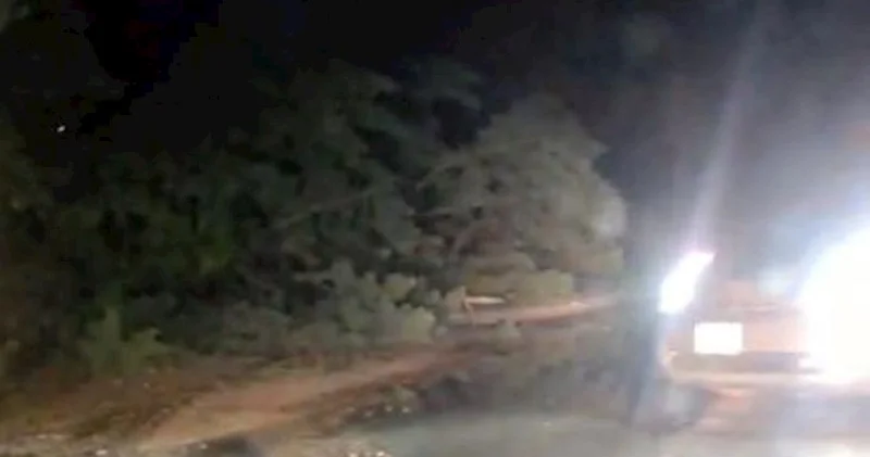 “Kamaz” idarəetmədən çıxıb dəmir hasara çırpıldı − Video