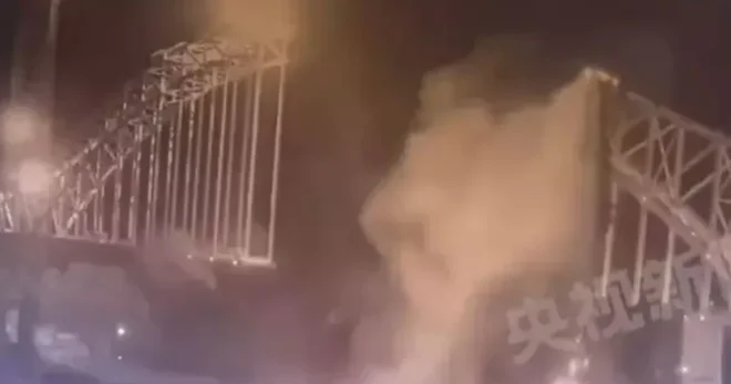 Çində körpü uçdu, ölənlər var