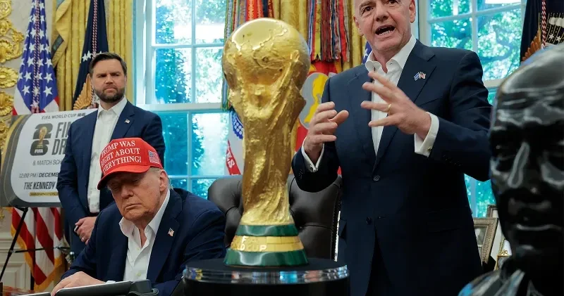 FİFA prezidenti Donald Trampa 45/47 nömrəli bilet təqdim etdi