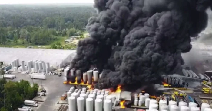 В Луизиане горит нефтеперерабатывающий завод Smitty