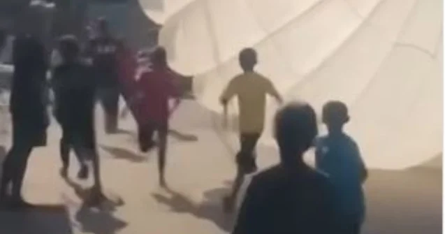 Yemək gətirən paraşüt oyuncaqları oldu... Video