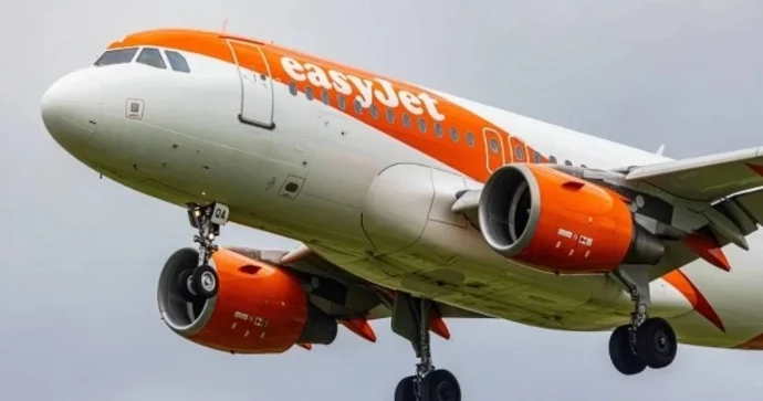 Sərnişinin pilot kabinəsinə girmək cəhdindən sonra təyyarə aeroporta geri dönüb