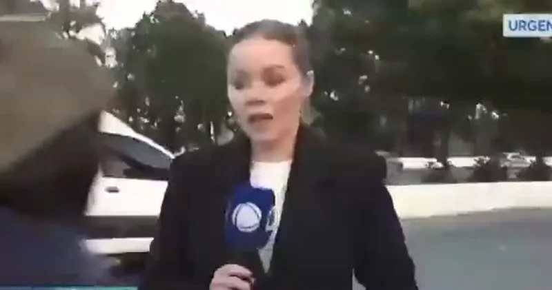 Неизвестный вырвал телефон у журналистки за секунды до эфира ВИДЕО