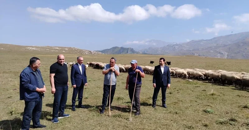 İcra başçısı çobanlarla bir süfrədə