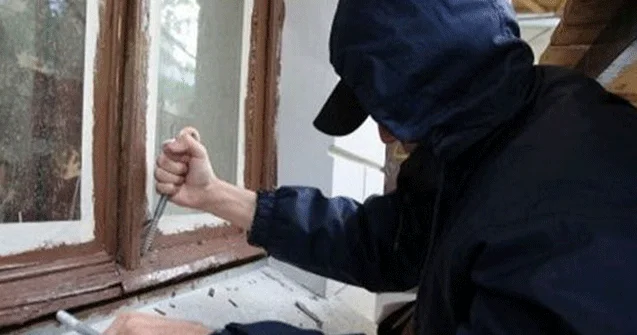 Pəncərədən evə girib 7000 manat oğurladı