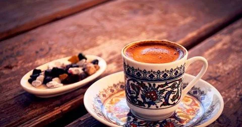 Səhər içilən qəhvə insanı daha xoşbəxt edir