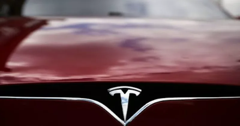 Tesla интегрирует в свои автомобили ИИ сервисы Deepseek и Doubao