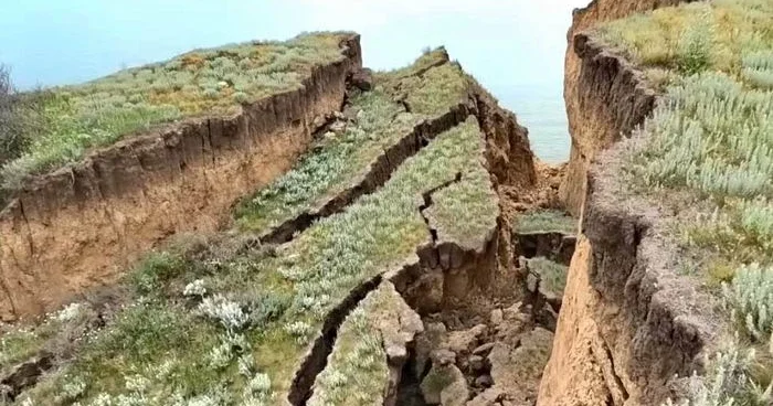 В Лерике приостановлено строительство из за оползня у жилого дома