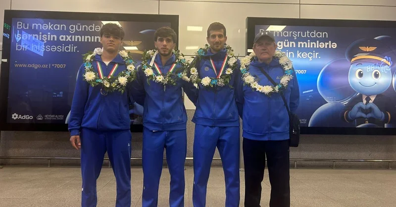 İtaliyada medal qazanan avarçəkənlər Bakıya qayıtdı
