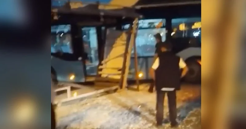 “Koroğlu”da marşrut avtobusu dayanacağa çırpıldı Video