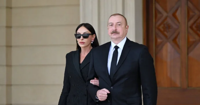 İlham Əliyev və Mehriban Əliyeva Daşkənddə Heydər Əliyevin memorialını ziyarət ediblər YENİLƏNİB
