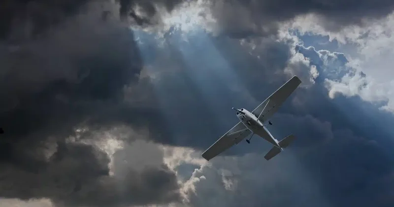 Ölümə saniyələr qalmış: 23 yaşlı pilot təyyarəni okeana endirdi VİDEO