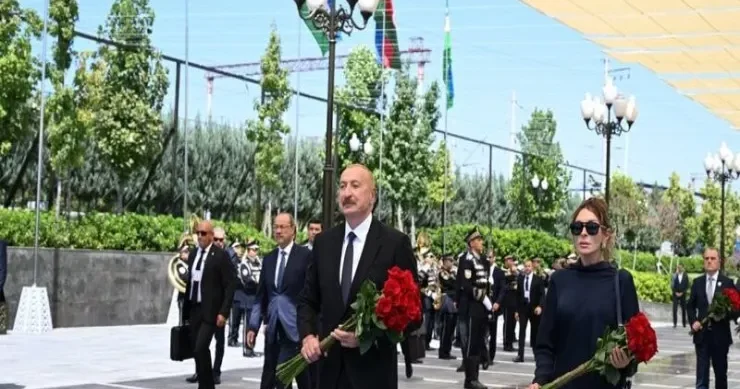 Prezident və xanımı Daşkənddə Heydər Əliyevin barelyefi önünə gül dəstələri düzdü VİDEO