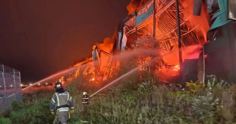 В Санкт Петербурге горит гигантский склад видео