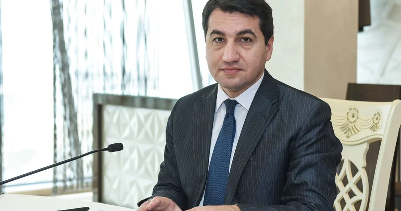 Hikmət Hacıyevə xatirə hədiyyəsi təqdim edilib FOTO
