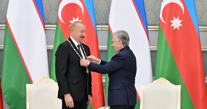 Состоялась церемония награждения президентов Азербайджана и Узбекистана