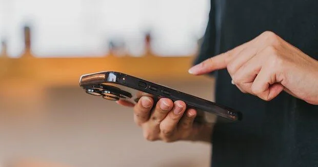 Стало известно об опасности необновленных приложений смартфона