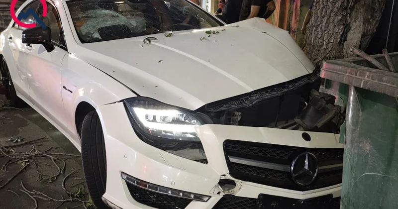 İdarəetməni itirib “Mercedes”i ağaca çırpdı Yaralanan var+Foto