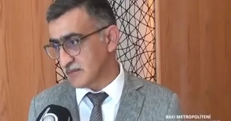 Metropoliten rəsmisi sərnişinlərə çıxış yolu göstərdi VİDEO
