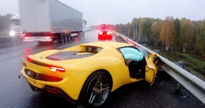 Ödənişli yolda milyonluq maşınlar yarışa çıxdı; “Ferrari” qəzaya düşdü VİDEO