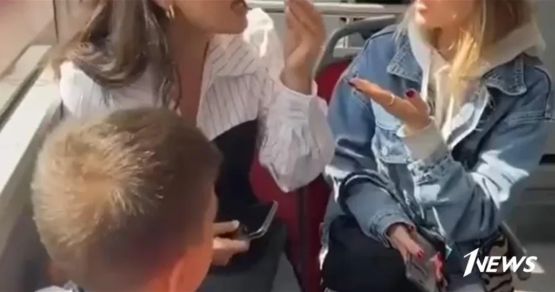 В автобусе BakuBus две девушки устроили рукопашную ВИДЕО