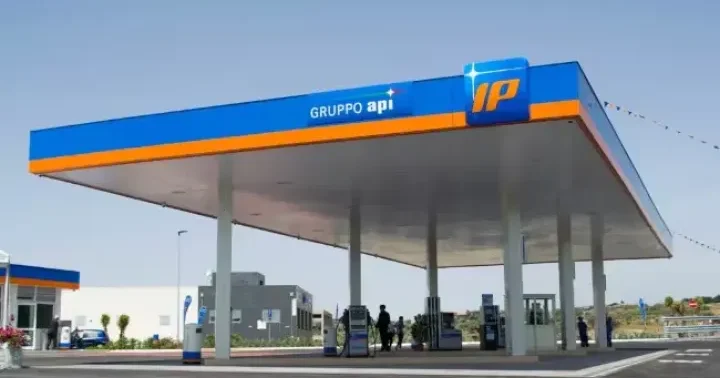 SOCAR İtaliyada 4500 yanacaqdoldurma məntəqəsi olan şəbəkəni aldı