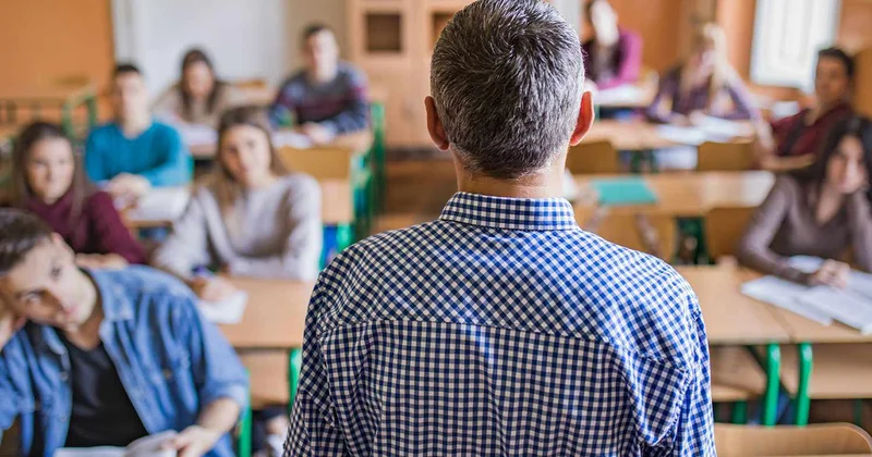Universiteti ingilis dilində oxuyur, amma ingiliscə bilmir...