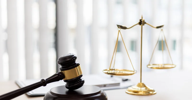 Qaçaqmalçılıqla ölkəyə 41 qızıl külçə gətirməyə görə tutulan Gömrük Komitəsinin inspektoru və digər şəxsə hökm oxunub